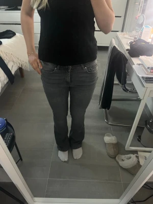 Grå only jeans  - Supersnygga jeans från Only, lite slitages längst ner på jeansen💕