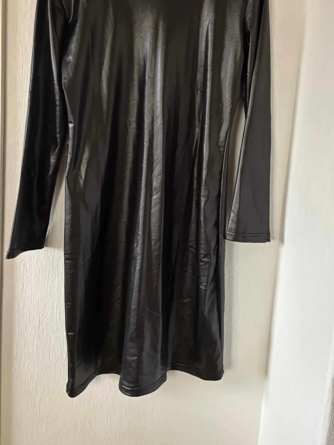Svart långärmad klänning i skinnimitation