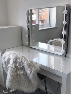 Vit sminkspegel med LED-lampor - Stilren sminkspegel i vitt med rektangulär form och bred ram. Spegeln har LED-lampor längs sidorna som ger perfekt belysning för sminkning. Passar perfekt på sminkbordet och ger en modern känsla till rummet. Tillverkad i glas och trä/kompositmaterial.