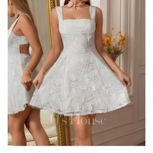 Söt vit klänning - En jätte fin vit klänning, perfekt för studenten. Säljer då jag köpte två likadana och denna var för kort för mig (är 173). Helt oanvänd med prislapp kvar. 🥂Pris går att diskutera.