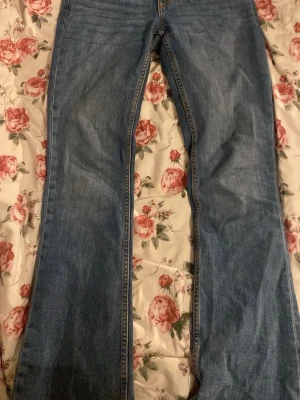 Blå bootcut jeans från 157 - Hejj! Jag säljer mina bootcut jeans i storlek XS Från lager 157. De är super fina och är använda ett få antal gånger.