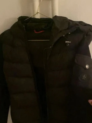 Moncler jacka - Säljer min Moncler-jacka då den är för liten för mig och inte kommer till användning. Använd någragånger därav billigt pris. Storlek XS.  Använd men i fint skick,den sitter snyggt tajt och formar kroppeen på ett väldigt smickrande sätt. Priset är fast!