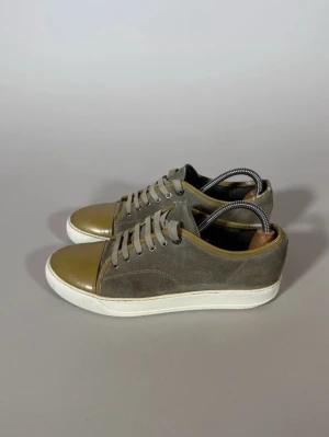 Lanvin Cap Toe Beige - 40 - Lanvin Cap Toe Beige  • Storlek: 40 (passar 41)  •Produkt Skick: 8/10  •Defekter: Inga  •Medföljer: Inget