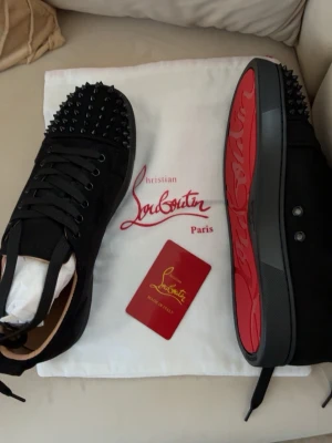 Svarta Christian Louboutin skor (spikar) - HELT NYA, orörda svarta sneakers från Christian Louboutin med klassiska röda sulor och svarta nitar på tån. 