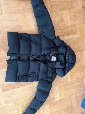 Moncler jacka - Mycket bra skick dock ett litet hål på armen som är igensytt