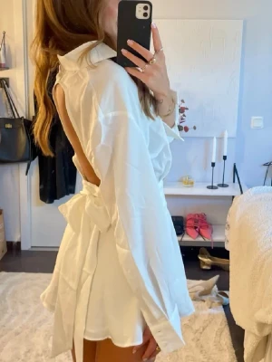 Klänning med öppen rygg - Säljer en vit kortklänning från Nakd i nyskick storlek 32💕