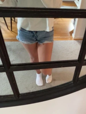 Blåa shorts med slitningar - Säljer de här snygga blåa shortsen från Lager 157 då de också blivit för små för mig. Väldigt bekväma!