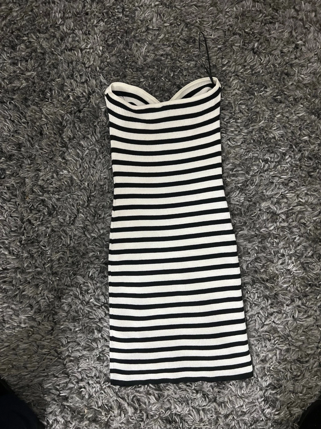 Randig axelbandslös kortklänning - 1