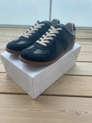 Maison margiela gats navy / marinblå  - Tjena!! Säljer nu dessa extremt feta och eftertraktade Maison margiela navy gats i storlek 43🙌🙌 Skriv vid frågor eller funderingar👌🤩