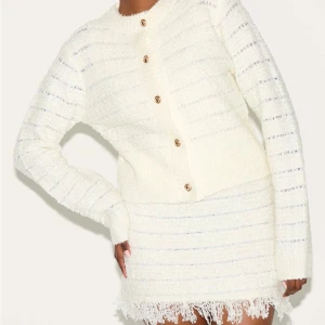 Stickad kjol & cardigan set - Säljer detta super snygga setet köpt på PLT. Kjolen är i storlek Xs och Cardiganen är i storlek S. Setet köptes för 600 kr och har aldrig använts så det är helt nytt. Perfekt för dig som gillar en clean och modern look nu inför våren.❣️