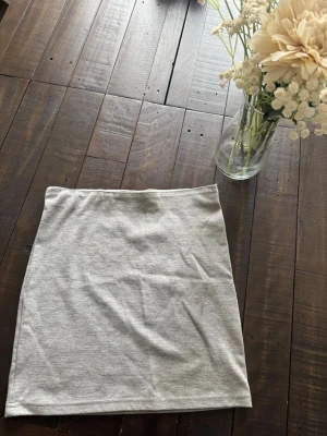 Ljusgrå enkel kortkjol - Säljer en basic ljusgrå kortkjo, resår i midjan och aldrig använd!✨