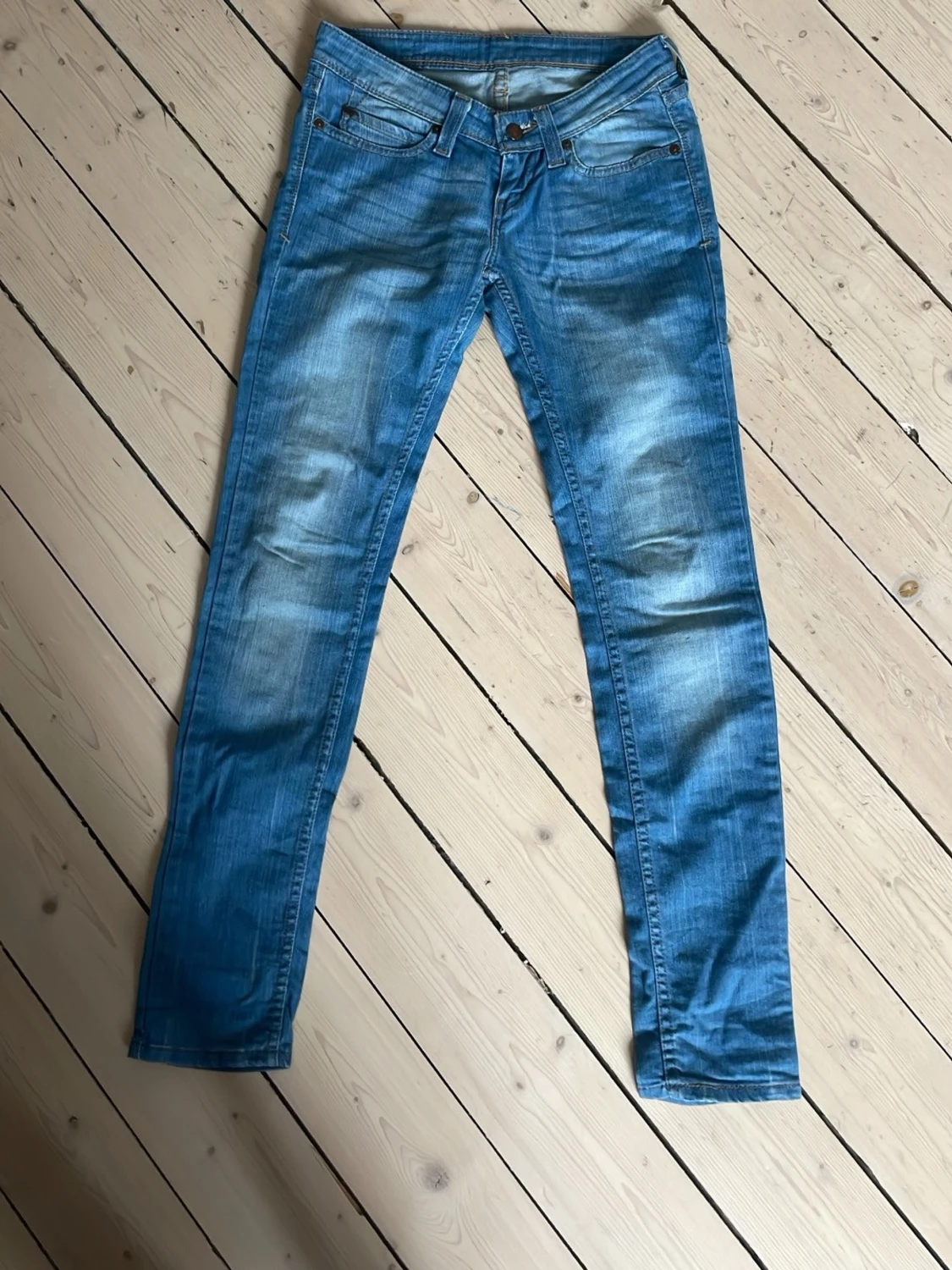 ljusblåa jeans från levis - 2