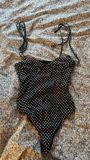 Populär Prickig body från zara - Väldigt populär body från Zara, aldrig använd. Storlek xs. Dragkedja i sidan och justerbara band. 