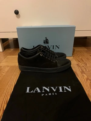 Lanvin Paris skor  - Tja, säljer nu mina helsvarta Lanvins i uk 7 vilket motsvarar 41/42 ungefär, skorna är i fint skick och har endast en liten defekt i höger häl som är lagad ( bild 5 ). 