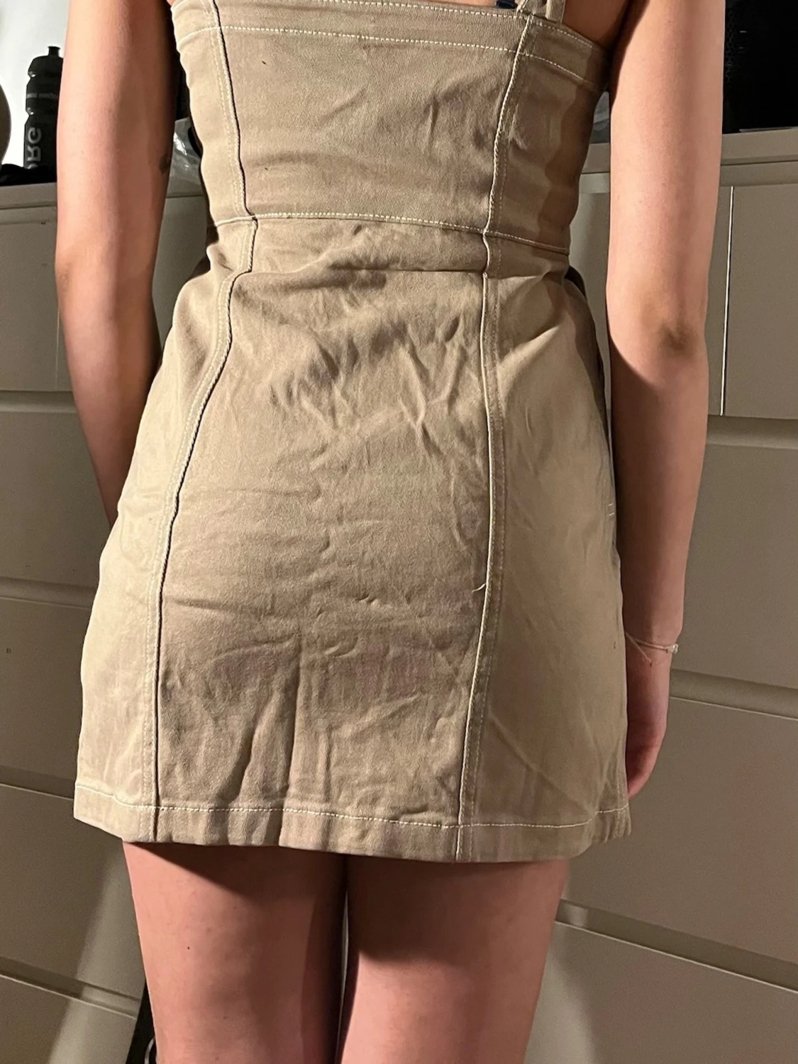 Beige kort klänning med dragkedja - 1