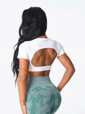 NVGTN Svart crop top med öppen rygg - Säljer denna snygga croppade top fast i SVART från NVGTN med öppen rygg 🖤 Perfekt för träning och gym, jättestretchig och har inbyggd BH! Den jag säljer är svart, för hittade ingen bild på den, men kan skicka bild vid behov🫶🏼