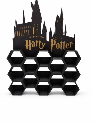 Harry Potter hyllsystem svart - Snyggt hyllsystem i svart med hexagonformade fack och en siluett av Hogwarts-slottet upptill. Texten 'Harry Potter' i guld pryder framsidan. Perfekt för att förvara småsaker eller samlarprylar och passar alla Potterheads.