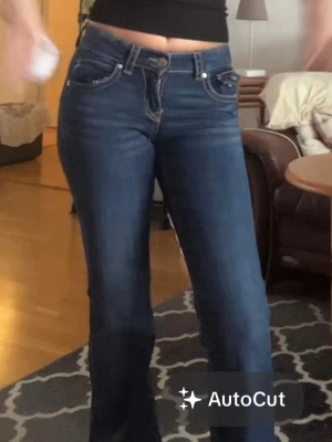 Mörkblå bootcut jeans med fickdetaljer - Jätte fina jeans men de har blivit för små, skriv vid frågor. STORLEK PÅ SISTA BILDENSnygga mörkblå bootcut jeans med klassiska fem fickor och dekorativa sömmar. Jeansen har coola bakfickor med lock och knappdetaljer. Perfekta för dig som gillar en tidlös och avslappnad stil.