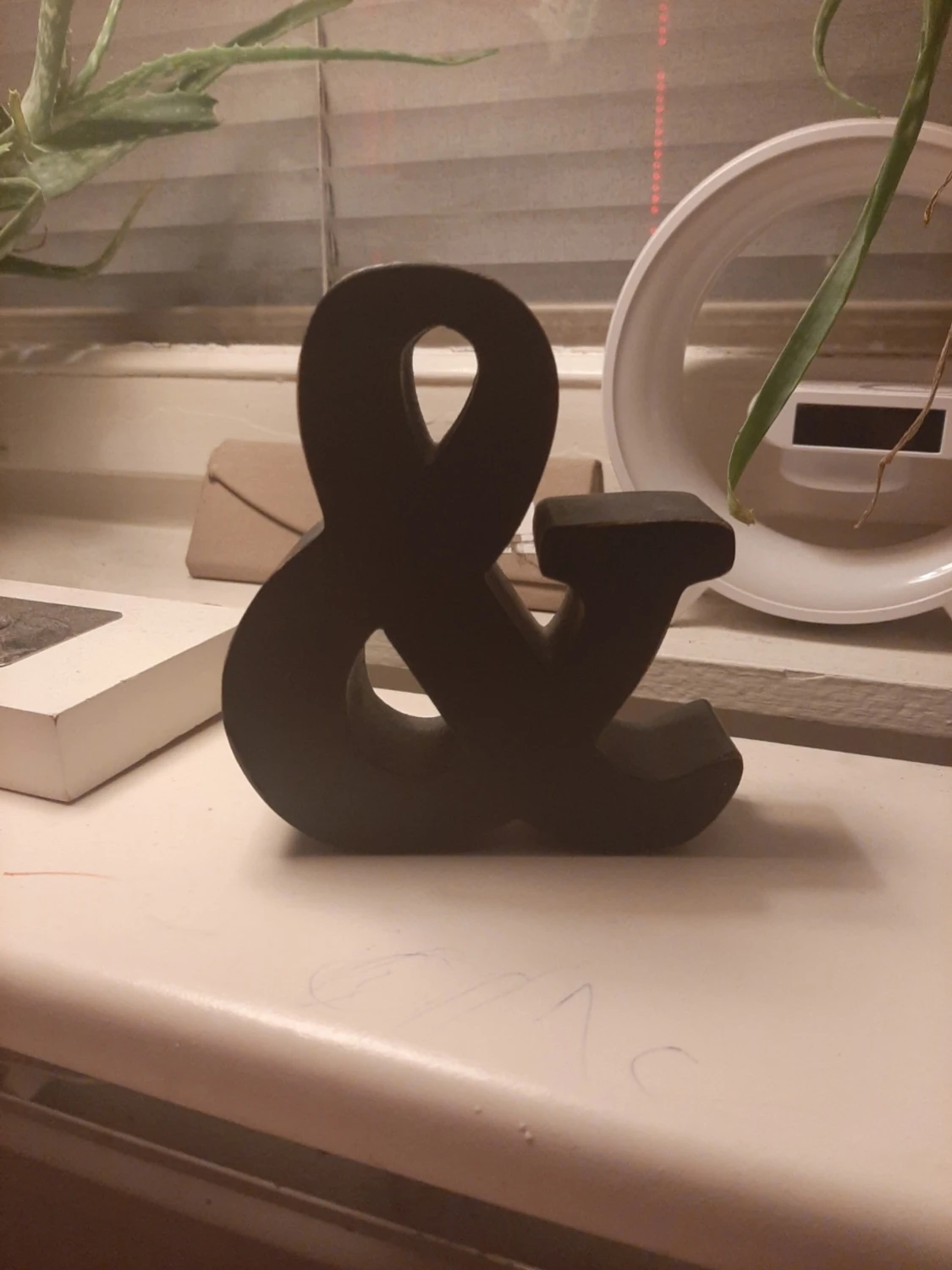 Dekorativa &-tecken i trä - 1