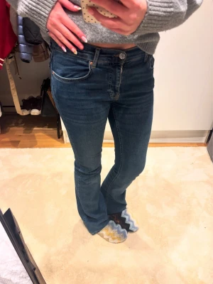 Utsvängda jeans - Jätte fina utsvängda jeans i bra skick👌 jag är 170 för referens 