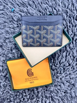 svart plånbok - Tja, säljer en riktigt fett plånbok i färgen svart, box medföljer. Skriv om ni har några funderingar :)