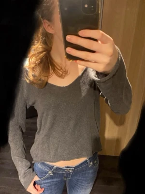 Söt topp - Köpt från Brandy Melville för ett tag sedan och använd ett par gånger, men nu har den bara legat i garderoben på senaste💗💗  Fortfarande i fint skick! Går att använda på flera olika sätt (se bilder). Står ingen storlek men det passar S/M🩷  Vid mer info osv hör gärna av dig🫶🏼🫶🏼