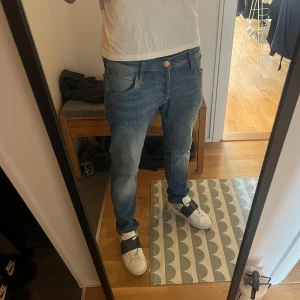 Jack & Jones Jeans - Tja säljer dessa feta slim glenn jeans från Jack & Jones. Jeansen är i toppskick och är i storlek 32. Vid fundering är det bara att skicka ett pm.