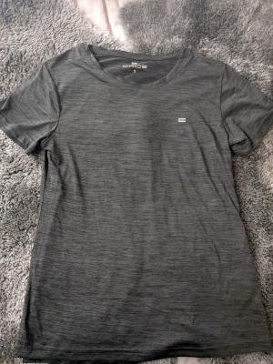 Grå tränings-tshirt från Oxide - Fint skick, aldrig använd.😊