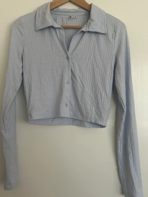 Ljusblått set - Säljer ett jättefint ljusblått matchande set med croppad skjorta och byxor. Perfekt till våren/sommaren eller en snygg casual outfit. Kan bäras tillsammans eller var för sig.  Säljs då det tyvärr inte kommer till användning längre.