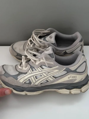 Asics GEL NYC - |Tja! Ett par otroligt snygga och eftertraktade Asics GEL NYC skor i en skön färg ❗️| Skick 8,5/10 bra skick, bara lite smutsiga, annars klass skick☑️| Storlek: 43,5 , sitter mer som 43📏| Nypris: ca 2000kr💵| Färg: grå, som på bilden🩶| Fraktar spårbart via postnord eller instabox📦| Hör av er för mer information!|