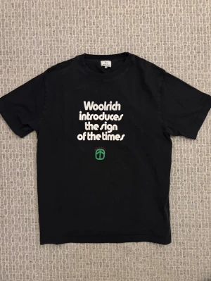  t-shirt från Woolrich - Tja! Säljer denna riktigt snygga t-shirt ifrån Woolrich | Storlek M| Jag på bilden är 182! | Hör av er vid minsta lilla fundering 🙌