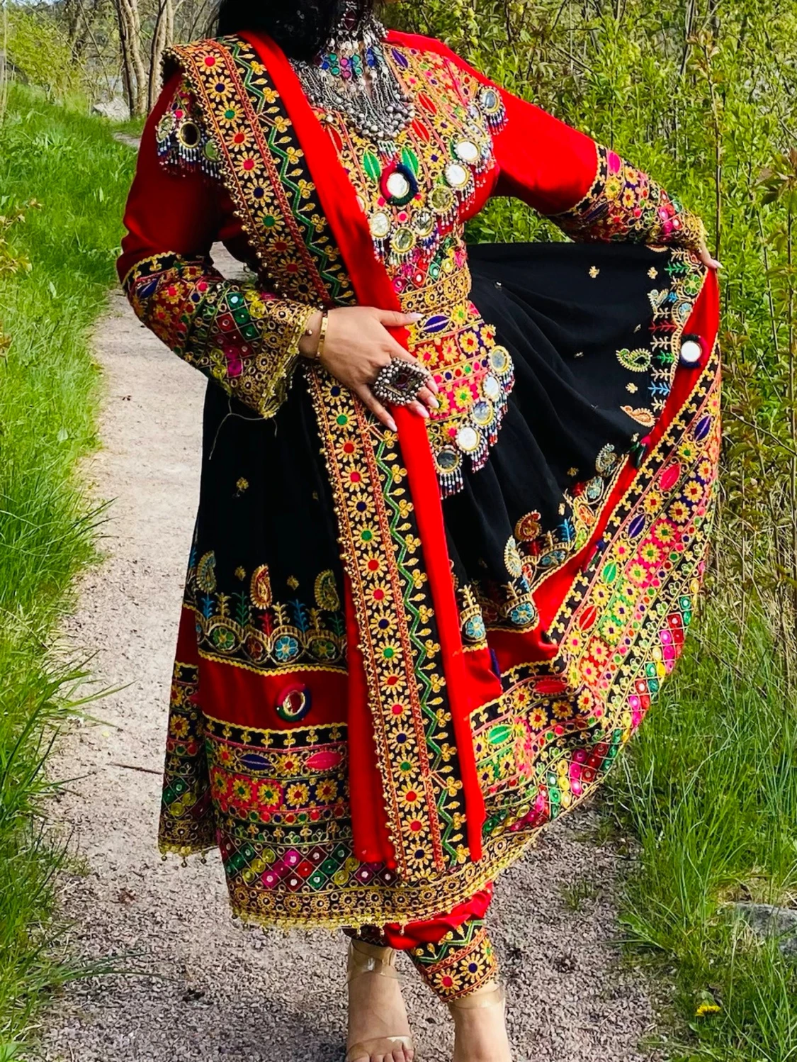 Färgstark traditionell klänning med broderi - 2