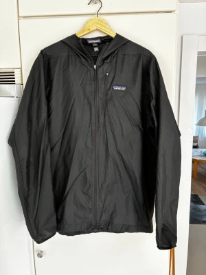 Patagonia skaljacka - Tjena! Säljer en fin Patagonia jacka i riktigt bra skick. Jackan är perfekt nu åt våren, tveka inte att ställa en fråga! 