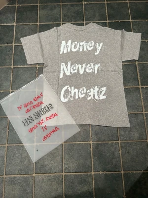 Cian Amadeus t-shirt (Money Never Cheatz) - Riktigt fet tröja från Cian Amadeus. Helt ny och riktigt skönt matrial. Passar nu inför dem kommande sommardagarna☀️. Pris kan diskuteras👍. Gratis frakt!📦 Tröjan har Money Never Cheatz (MNC) printat på baksidan och blankt på framsidan. 