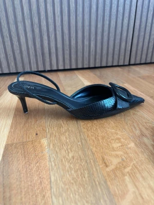 Svarta pumps med ormmönster från Zara - Säljer tyvärr mina svarta spetsiga klackar 