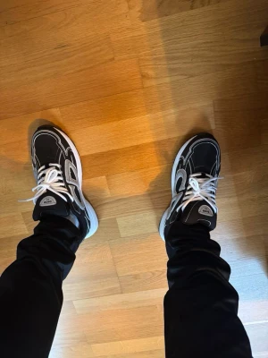 Svart b30 - Säljer ett par svarta b30 med box. Helt nya och bara öppnade för att ta bilder på skorna. 