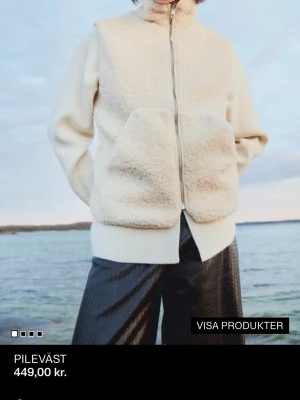 Teddy väst - Säljer denna jätte fina väst från hm, helt slutsåld ❤️❤️den är bara testad❤️