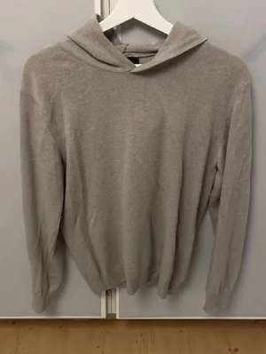 Oscar Jacobson  - Oscar Jacobson hoodie i Kashmir och merinoull i mycket bra skick. Tröjan är i storlek S men passar även M. Priset kan diskuteras vid snabb affär.
