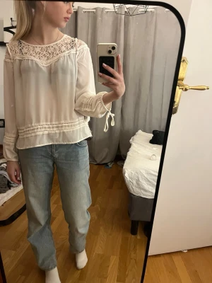 Vit blus med spetsdetaljer - Säljer en vit blus med vackra spetsdetaljer över axlar. Den är jätte fin och knappt använd. Jag säljer den för att den inte har kommit till användning. Storlek S och den är från HM 🤍💕💕