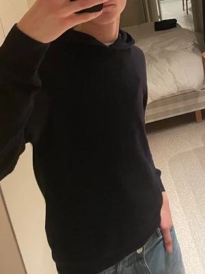 Oscar Jacobson Cashmere Hoodie - Tjaba tjena. Säljer nu denna Cashmere Hoodie från Oscar Jacobson. Passar till en stilren look. Mycket bra skick, lite noprig men funkar att ”av nopra ” om det krävs. Annars i prima skick. Storlek XS, säljs då jag har vuxit. Skulle säga att den passar runt 165-175. Pris går att diskutera men inga skambud! ✌️