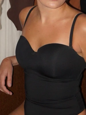 Svart bodysuit - Säljer en bodysuit i färgen svart från märket Jaine Shape- and Skinwear. Modellen heter Balconette Bodysuit på deras hemsida! Jättelik den från Skims!   Storlek S. Använd en gång så i mycket bra skick, precis som ny.  