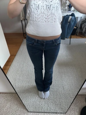 Lågmidjade utsvävningda jeans - Säljer mina super snygga lågmidjade utsvänga jeans från Zara 