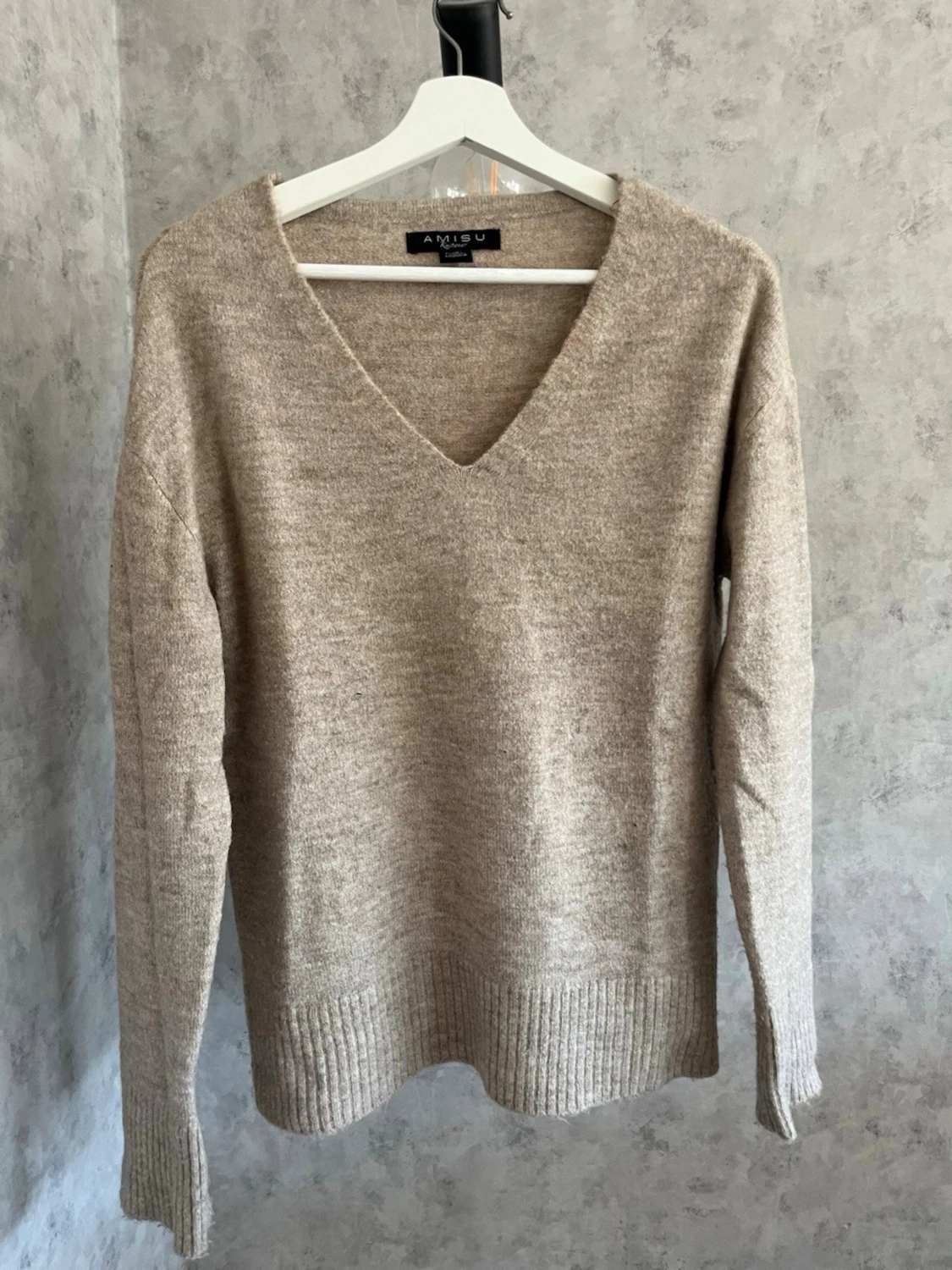 Beige stickad tröja med v-ringning