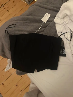 Svart bandeau topp Nelly - Aldrig använd, prislapp finns kvar. 