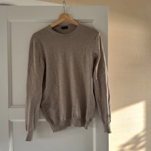 Beige stickad tröja från Stenströms - Säljer en stilren beige stickad tröja från Stenströms. Tröjan har rund halsringning, långa ärmar och ribbade muddar vid ärmslut och nederkant. Perfekt för lager på lager och enkel att matcha med olika outfits. Mitt pris 600 kr