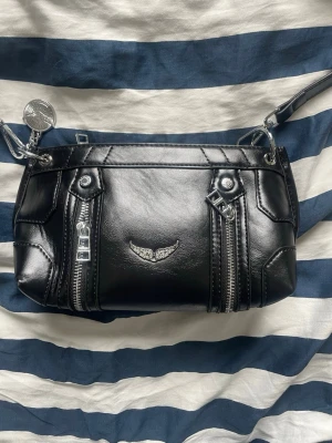 Zadig & Voltaire väska - Säljer nu min zadig & voltaire väska i superfint skick! Fick den i present men har inte kunnat använda den så ofta som jag viljat. Dustbag medkommer! Tveka inte att höra av dig vid frågor :)