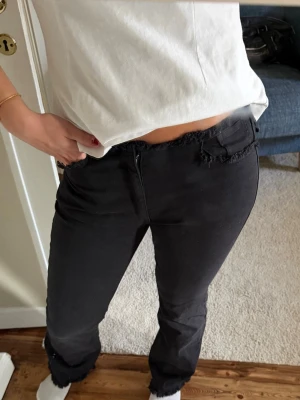 Svarta jeans  - Säljer ett par as coola svarta bootcut jeans från monki. Dom säljs inte längre. 