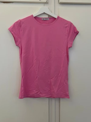 T-shirt - Säljer denna snygga rosa T-shirt i storlek L ifrån Zara. Super snygg💗💗💗