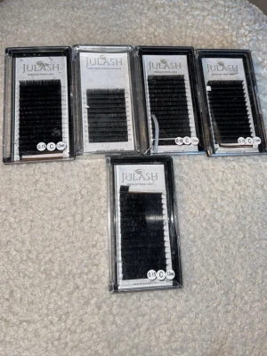 Svarta fransar från Julash - Säljer flera askar Julash premium mink lash i svart. Fransarna är i olika längder och tjocklekar, perfekta för fransförlängning.  9-15cm det är c böj på alla. Säljer då jag aldrig gör på andra längre.  Du får me eye patches och pincetter för serum.