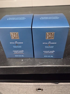 Rituals The Ritual of Hammam doftljus 290g x2 - Två exklusiva doftljus från Rituals, The Ritual of Hammam. Ljusen kommer i mörkblå, räfflade glasbehållare och har en fräsch doft av eukalyptus och rosmarin. Förpackningarna är blå med gulddetaljer och elegant design. Perfekt för att skapa en avslappnande atmosfär.